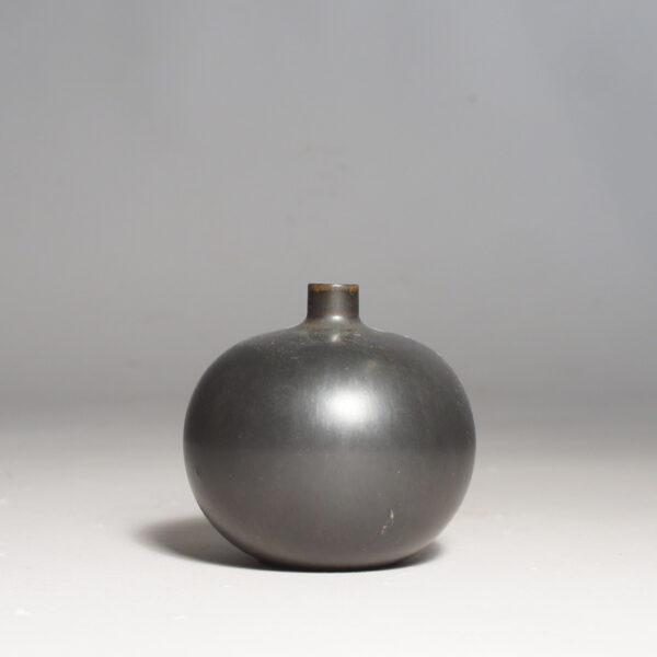 Vase in stoneware by Carl-Harry Stålhane with black glaze. Kulvas i stengods svart glasyr Wigerdals Värld