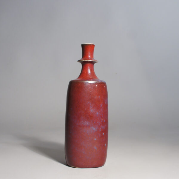 Stig Lindberg for Gustavsberg. Handmade vase in stoneware with red glaze. Vas i stengods med röd glasyr Wigerdals värld
