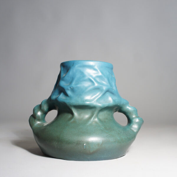 1920's art nouveau vase in ceramic by Höganäs, Sweden. Jugent vas wigerdas Värld