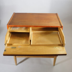 Chest of drawer with mirror in teak and oak by Mogens Kold, Denmark. Byrå i teak och ek med spegel Danmark Wigerdals