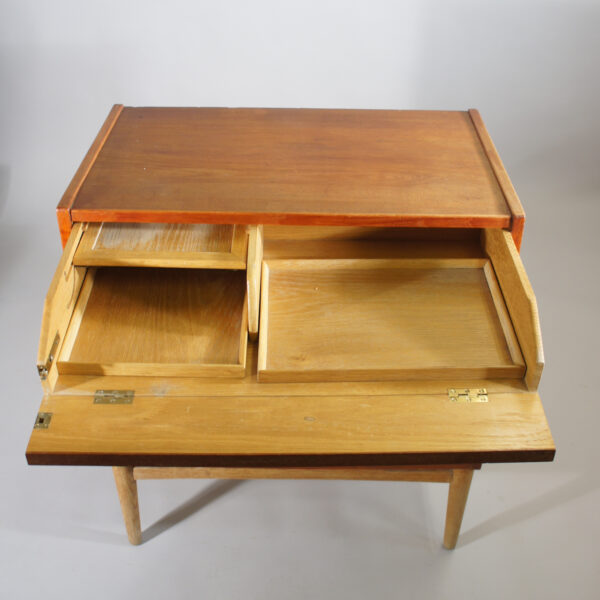 Chest of drawer with mirror in teak and oak by Mogens Kold, Denmark. Byrå i teak och ek med spegel Danmark Wigerdals