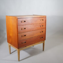 Chest of drawer with mirror in teak and oak by Mogens Kold, Denmark. Wigerdals Värld byrå i teak och ek Danmark