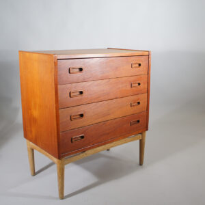 Chest of drawer with mirror in teak and oak by Mogens Kold, Denmark. Wigerdals Värld byrå i teak och ek Danmark