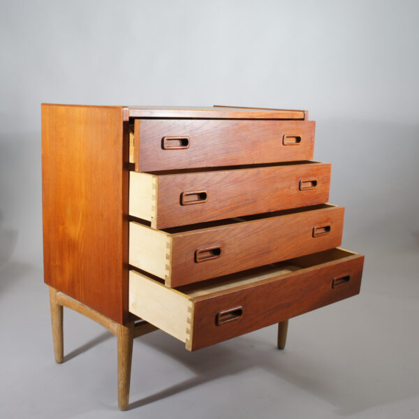Chest of drawer with mirror in teak and oak by Mogens Kold, Denmark. Byrå i teak och ek med spegel Danmark Wigerdals