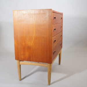 Chest of drawer with mirror in teak and oak by Mogens Kold, Denmark. Byrå i teak och ek Wigerdals Danmark