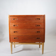 Chest of drawer with mirror in teak and oak by Mogens Kold, Denmark. Byrå i teak och ek. spegel dansk design Wigerdals värld