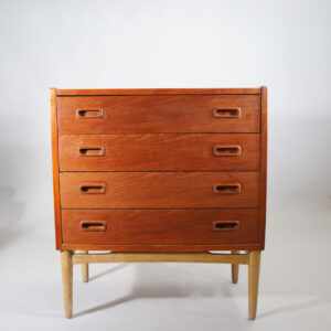 Chest of drawer with mirror in teak and oak by Mogens Kold, Denmark. Byrå i teak och ek. spegel dansk design Wigerdals värld