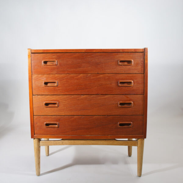 Chest of drawer with mirror in teak and oak by Mogens Kold, Denmark. Byrå i teak och ek. spegel dansk design Wigerdals värld