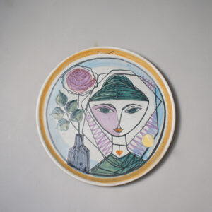 Wall plaquet dish by Kupittaan Savi, Finland. Decorated by Laila Zink. keramiktavla fat Wigerdals