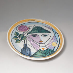 Wall plaquet dish by Kupittaan Savi, Finland. Decorated by Laila Zink. Keramiktavla fat Wigerdals