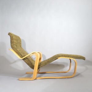 Marcel Breuer for Isokon/Windmill Furniture. "Isokon long chair". Chaise in beech with seat in original upholstering. Liggfåtölj