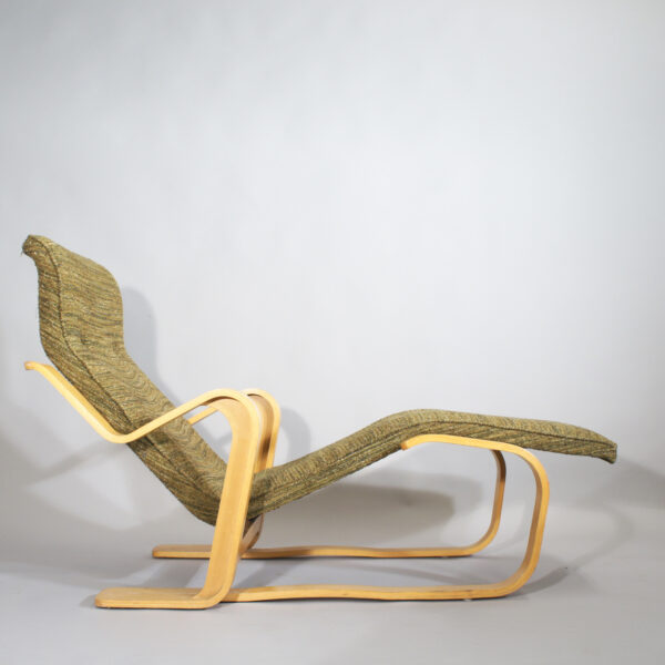Marcel Breuer for Isokon/Windmill Furniture. "Isokon long chair". Chaise in beech with seat in original upholstering.