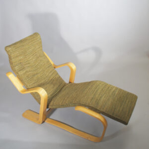 Marcel Breuer for Isokon/Windmill Furniture. "Isokon long chair". Chaise in beech with seat in original upholstering. Liggfåtölj