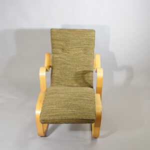 Marcel Breuer for Isokon/Windmill Furniture. "Isokon long chair". Chaise in beech with seat in original upholstering. Liggfåtölj. Wigerdals