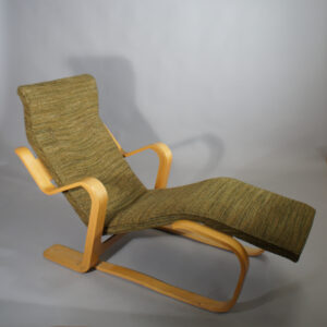 Marcel Breuer for Isokon/Windmill Furniture. "Isokon long chair". Chaise in beech with seat in original upholstering. Liggfåtölj Wigerdals