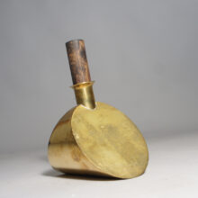 Pierre Forsell for Skultuna, Sweden. Rocking decanter in brass with wood top gungande plunta i mässing wigerdals