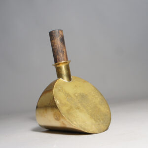 Pierre Forsell for Skultuna, Sweden. Rocking decanter in brass with wood top gungande plunta i mässing wigerdals