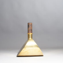 Pierre Forsell for Skultuna, Sweden. Rocking decanter in brass with wood top Plunta i mässing Wigerdals