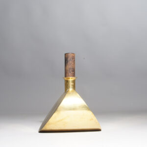 Pierre Forsell for Skultuna, Sweden. Rocking decanter in brass with wood top Plunta i mässing Wigerdals