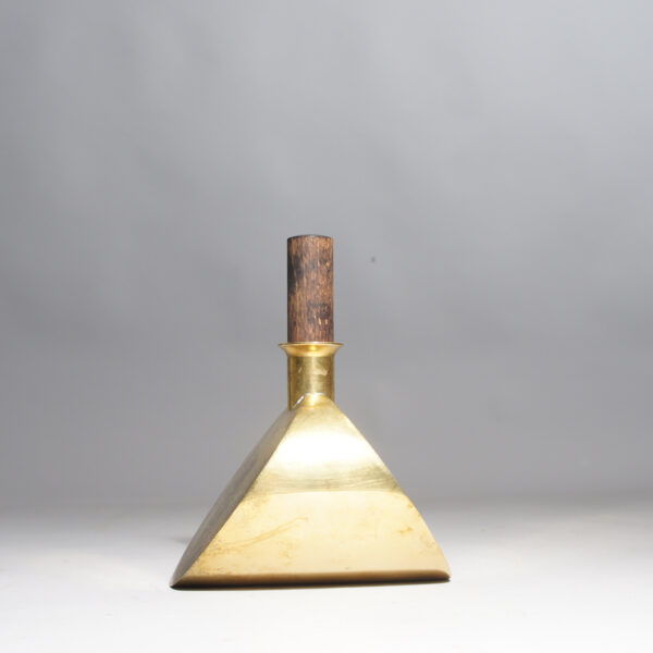 Pierre Forsell for Skultuna, Sweden. Rocking decanter in brass with wood top Plunta i mässing Wigerdals
