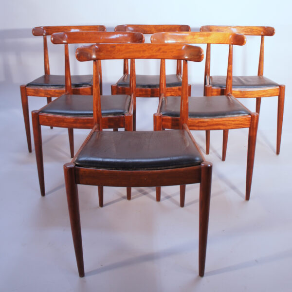 6 of 1950's dining chairs in mahogany and seats in leather. 6 matstolar i mahogny och sitsar i läder . Wigerdals Värld