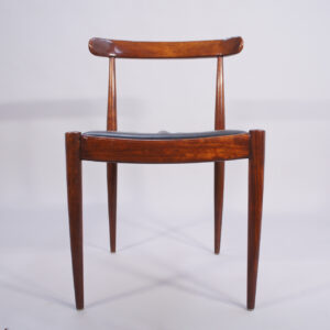 6 of 1950's dining chairs in mahogany and seats in leather. 6 matstolar i mahogny och skinn. Wigerdals