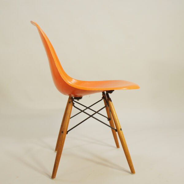 Charles and Ray Eames for Herman Miller USA. DSW. Six 6 side chairs in glass fiber in different colors with wood legs 6 st matstolar i glasfiber med träben. Wigerdals Värld
