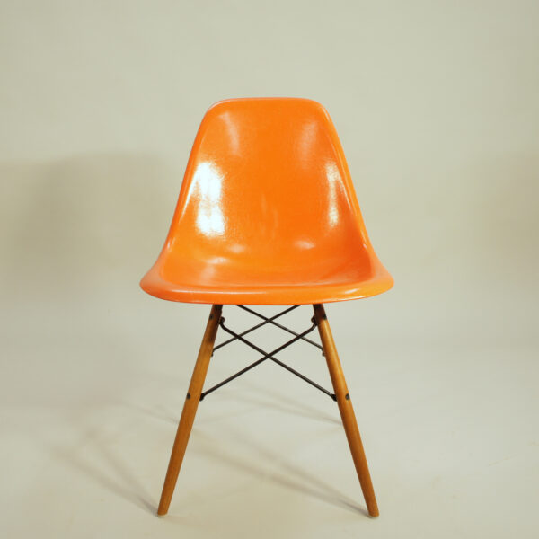 Charles and Ray Eames for Herman Miller USA. DSW. Six 6 side chairs in glass fiber in different colors with wood legs 6 st matstolar i olika färger träben Wigerdals