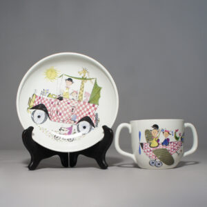 Children tableware krakel spektakel. Barnporslin djup tallrik med mugg. Wigerdals