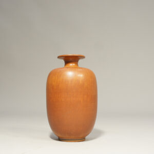 Triller Tobo Vase in stoneware brown glaze. Vas i stengods harpälsglasyr Wigerdals