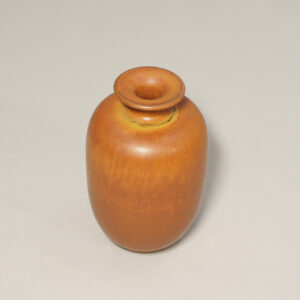 Triller Tobo Vase in stoneware brown glaze. Wigerdals Värld Vas i stengods harpälsglasyr