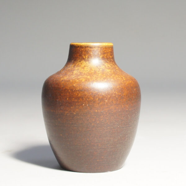 Triller Tobo Vase in stoneware brown glaze. Vas i stengods Wigerdals