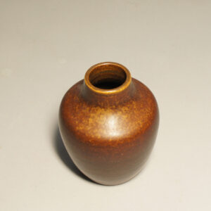 Triller Tobo Vase in stoneware brown glaze . Vas i stengods brun glasyr. Wigerdals