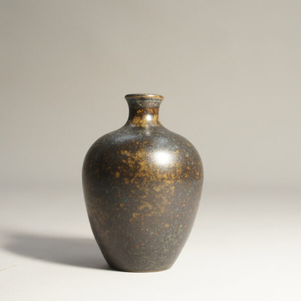 Triller Tobo. Vase in stoneware brown glaze Wigerdals Värld