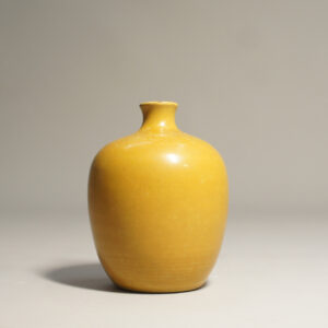 Triller Tobo. Vase in stoneware yellow glaze. Vas i stengods gul glasyr Wigerdals