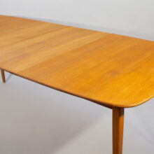 1950's dinnertable in teak with extension boards. Matbord i teak 10 personer Wigerdals