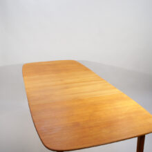 1950's dinnertable in teak with extension boards. matbord i teak 10 personer Wigerdal