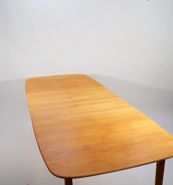1950's dinnertable in teak with extension boards. matbord i teak 10 personer Wigerdal