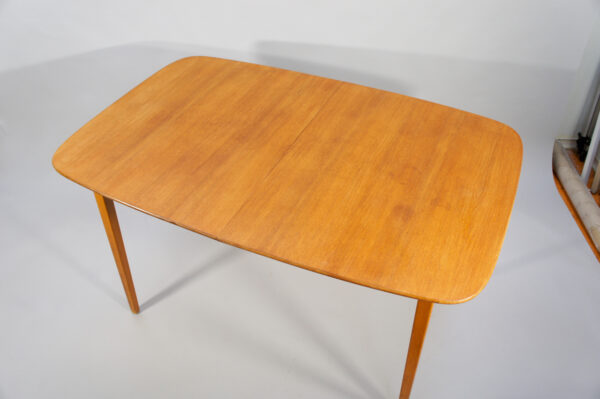 1950's dinnertable in teak with extension boards. Matbord i teak 10 personer Wigerdals