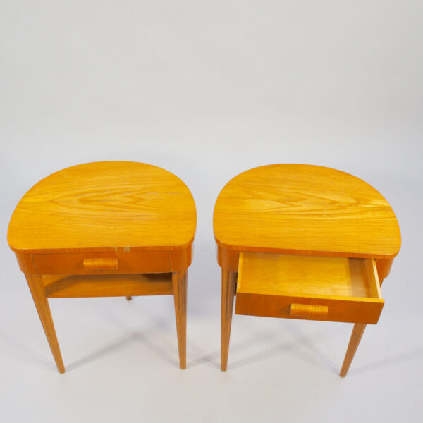 A pair of 1940's bed tables in birch. Sängbord nattduksbord i björk Wigerdals