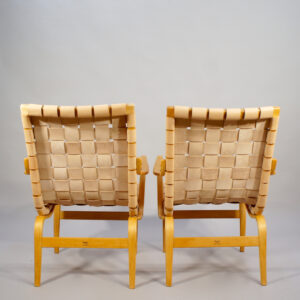 Bruno Mathsson for Karl Mathsson. "Eva". A pair of arm chairs in beech with new webbing in leather. Ett par karmstolar i bok sadelgjord i läder naturskinn Wigerdals