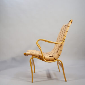 Bruno Mathsson for Karl Mathsson. "Eva". A pair of arm chairs in beech with new webbing in leather. Par karmstolar i bok läder Wigerdals