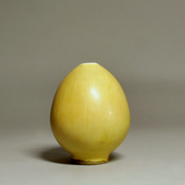 Egg vase by Berndt Friberg for Gustavsberg, Sweden. Äggvas i stengods Wigerdals