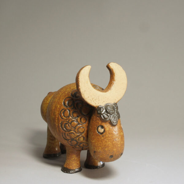 Lisa Larson for Gustavsberg, Sweden. Bison i stoneware. Bisonoxe i stengods Wigerdals buffe jura