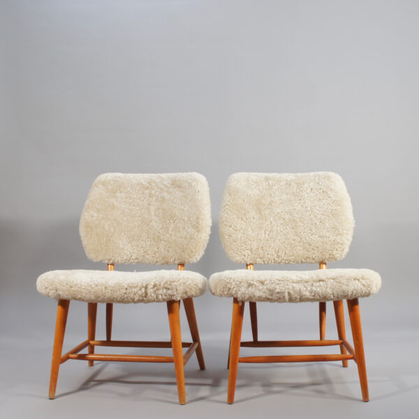 1950's easy chairs in beech and sheep skin. Ett par fåtöljer stolar i bokträ och fårskinn TV-stolen