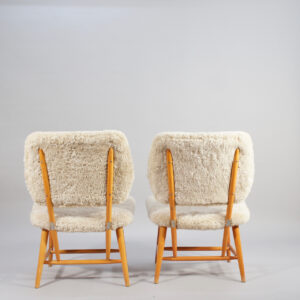1950's easy chairs in beech and sheep skin. ett par fåtöljer i fårskinn och bokträ Tv-stolen Wigerdal