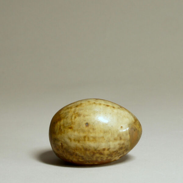 Egg in stoneware by John Andersson Sweden. Ägg i stengods Wigerdals