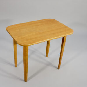 Side table in oak by Carl Malmsten. Lampbord i ek. Wigerdals