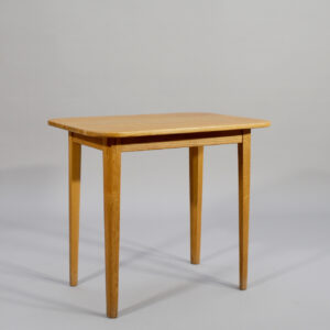 Side table in oak by Carl Malmsten. Lampbord i ek. Wigerdals