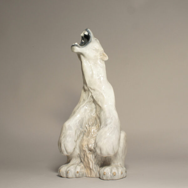 Polar bear in ceramic by Royal Copenhagen. Isbjörn i keramik Wigerdals